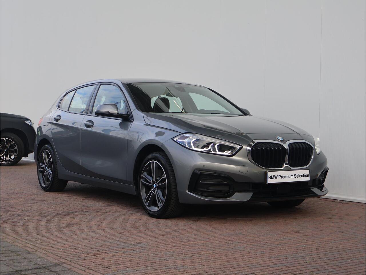 BMW 1-SERIE 118i Introduction Edition Sportline/ Cruise Control/ BMW Live Cockpit Professional/ Lichtpakket/ Sportstoelen/ Achteruitrijcamera