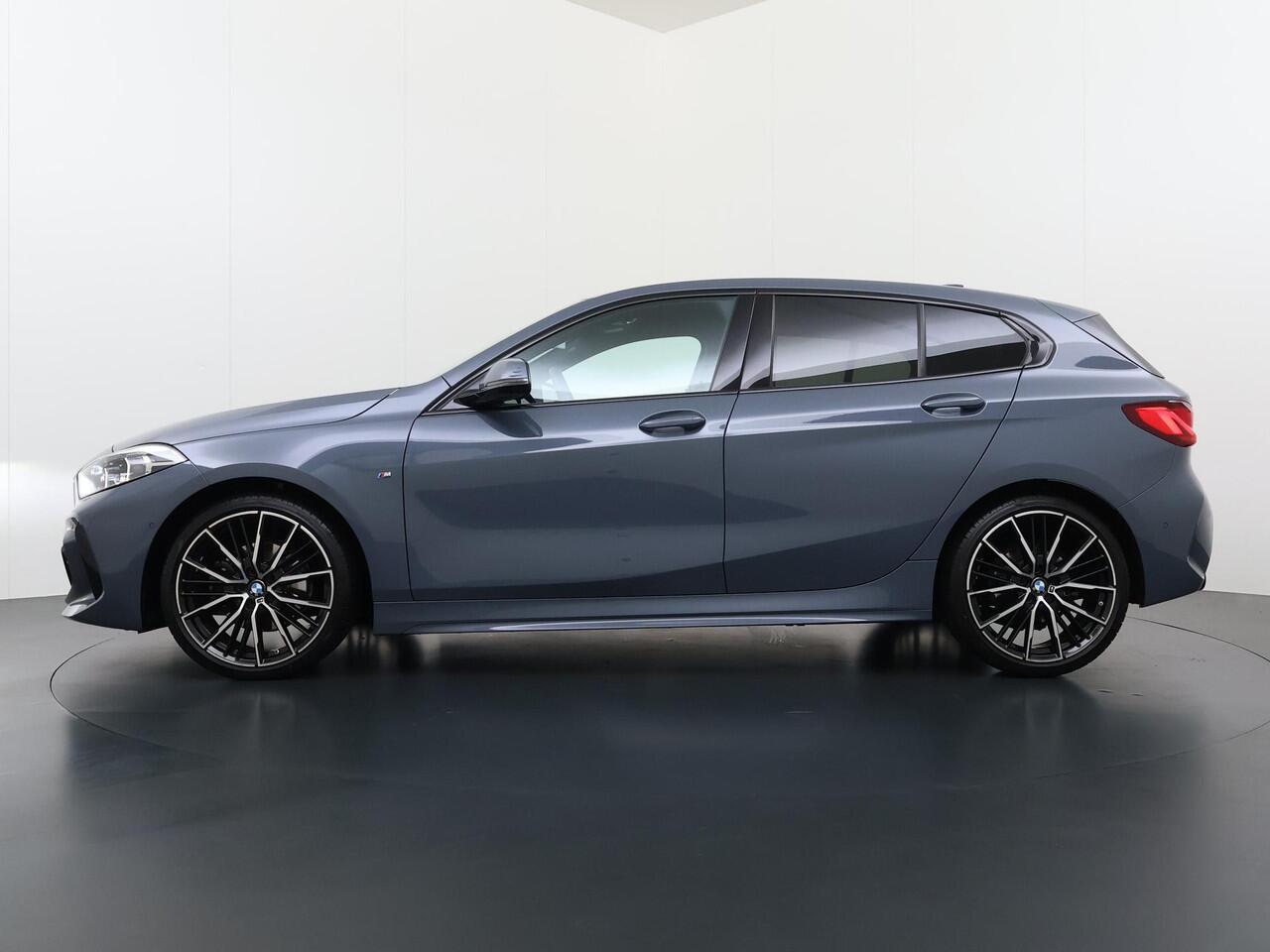 BMW 1-SERIE 118i Executive Edition M Sport VAN: ¤34.900,- VOOR: ¤29.877 UW EINDEJAARSVOORDEEL: ¤5.023,- | M SPORT | HARMAN & KARDON | ELEKTRISCHE ACHTERKLEP | CAMERA | ADAPTIVE CRUISE CONTROL | STOEL- & STUURVERWARMING | HEAD-UP | 19 INCH | INDIVIDUAL KLEUR STORM BAY