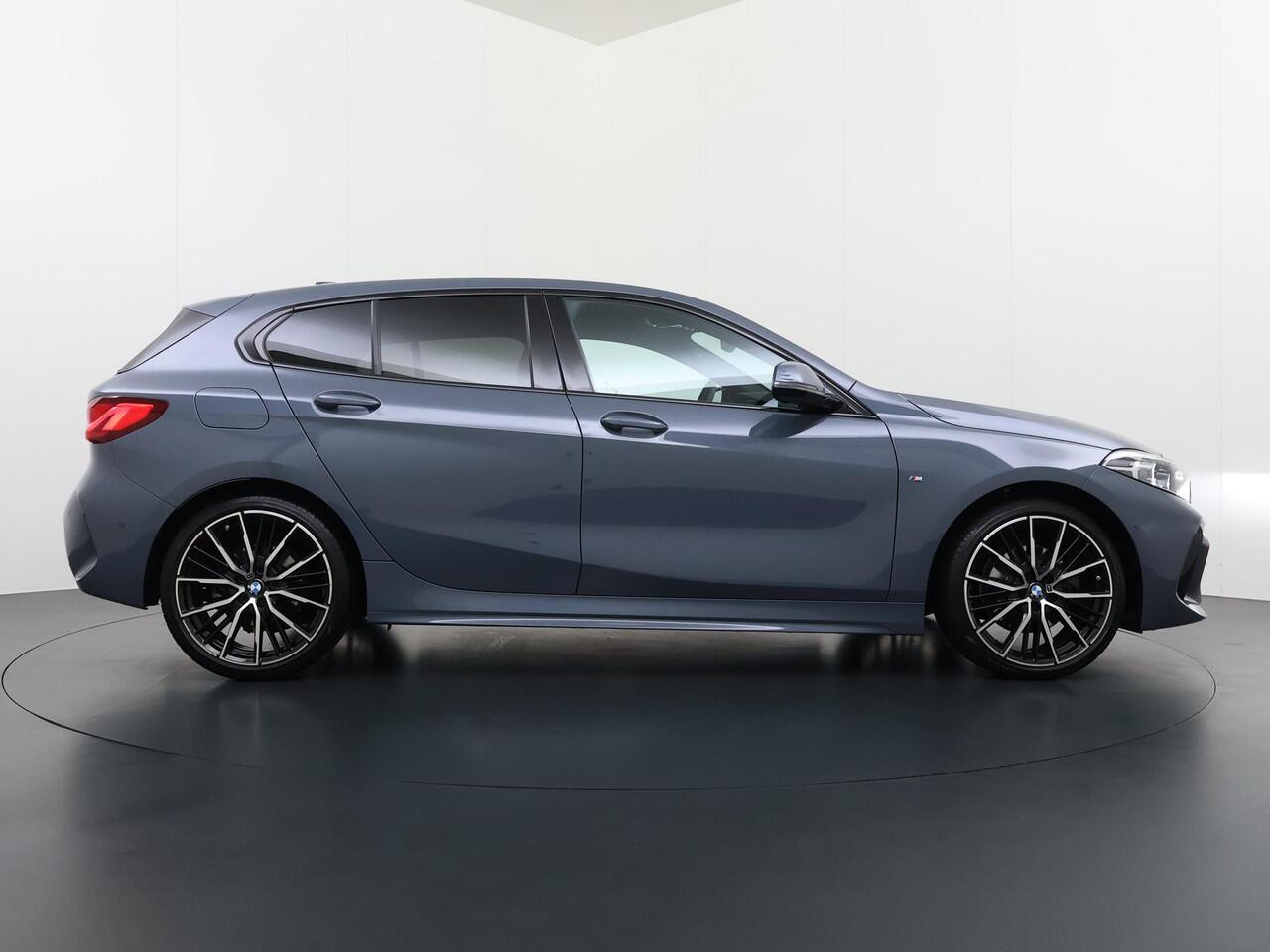 BMW 1-SERIE 118i Executive Edition M Sport VAN: ¤34.900,- VOOR: ¤29.877 UW EINDEJAARSVOORDEEL: ¤5.023,- | M SPORT | HARMAN & KARDON | ELEKTRISCHE ACHTERKLEP | CAMERA | ADAPTIVE CRUISE CONTROL | STOEL- & STUURVERWARMING | HEAD-UP | 19 INCH | INDIVIDUAL KLEUR STORM BAY