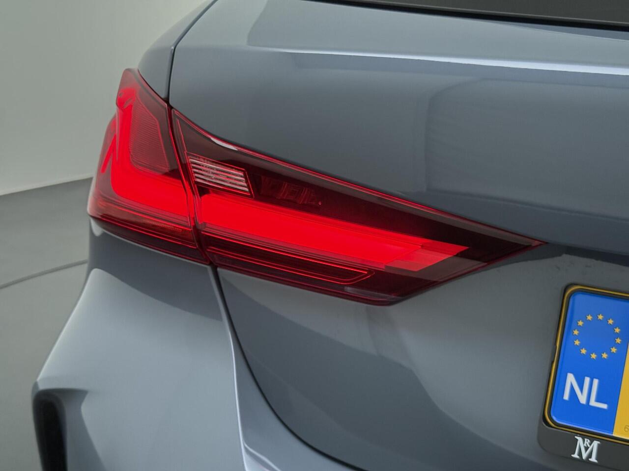 BMW 1-SERIE 118i Executive Edition M Sport VAN: ¤34.900,- VOOR: ¤29.877 UW EINDEJAARSVOORDEEL: ¤5.023,- | M SPORT | HARMAN & KARDON | ELEKTRISCHE ACHTERKLEP | CAMERA | ADAPTIVE CRUISE CONTROL | STOEL- & STUURVERWARMING | HEAD-UP | 19 INCH | INDIVIDUAL KLEUR STORM BAY