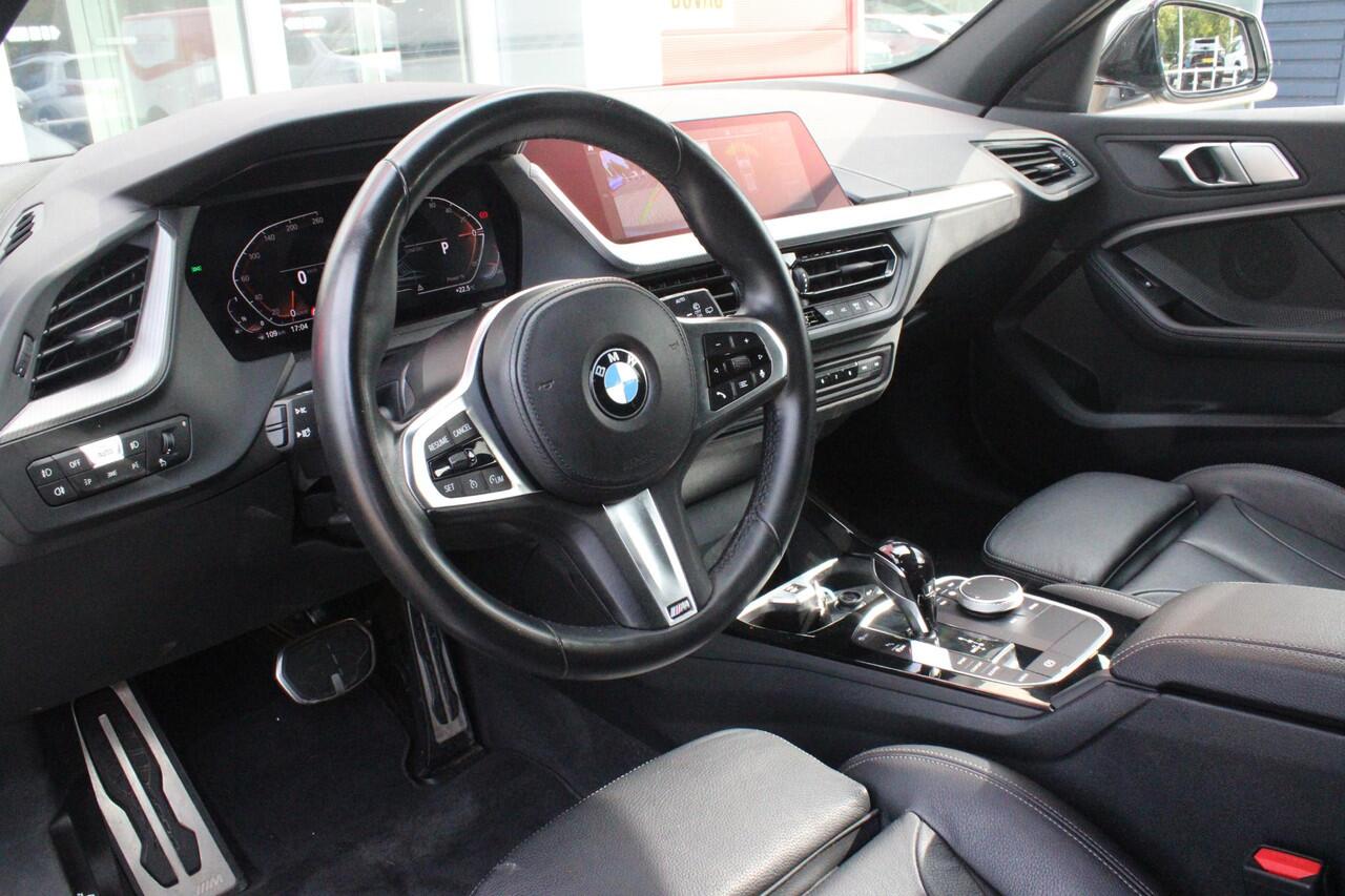 BMW 1-SERIE 118i 136PK M-SPORT EDITION | PANORAMISCH SCHUIF/KANTEL DAK | SFEER VERLICHTING | SHADOW LINE PAKKET | LEDEREN BEKLEDING "DAKOTA GEPERFOREERD" | VERWARMBARE VOORSTOELEN | LEDEREN M-SPORT STUUR | NAVIGATIE | ACHTERUITRIJCAMERA | PARKEERSENSOREN VOOR EN ACH