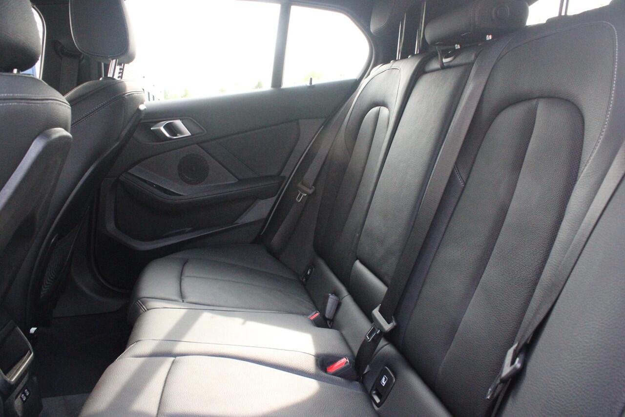 BMW 1-SERIE 118i 136PK M-SPORT EDITION | PANORAMISCH SCHUIF/KANTEL DAK | SFEER VERLICHTING | SHADOW LINE PAKKET | LEDEREN BEKLEDING "DAKOTA GEPERFOREERD" | VERWARMBARE VOORSTOELEN | LEDEREN M-SPORT STUUR | NAVIGATIE | ACHTERUITRIJCAMERA | PARKEERSENSOREN VOOR EN ACH