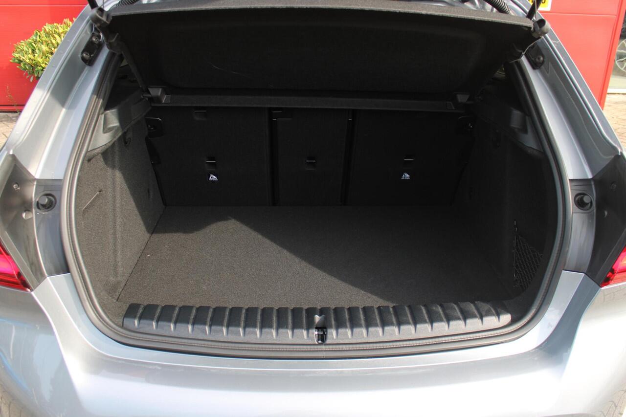 BMW 1-SERIE 118i 136PK M-SPORT EDITION | PANORAMISCH SCHUIF/KANTEL DAK | SFEER VERLICHTING | SHADOW LINE PAKKET | LEDEREN BEKLEDING "DAKOTA GEPERFOREERD" | VERWARMBARE VOORSTOELEN | LEDEREN M-SPORT STUUR | NAVIGATIE | ACHTERUITRIJCAMERA | PARKEERSENSOREN VOOR EN ACH