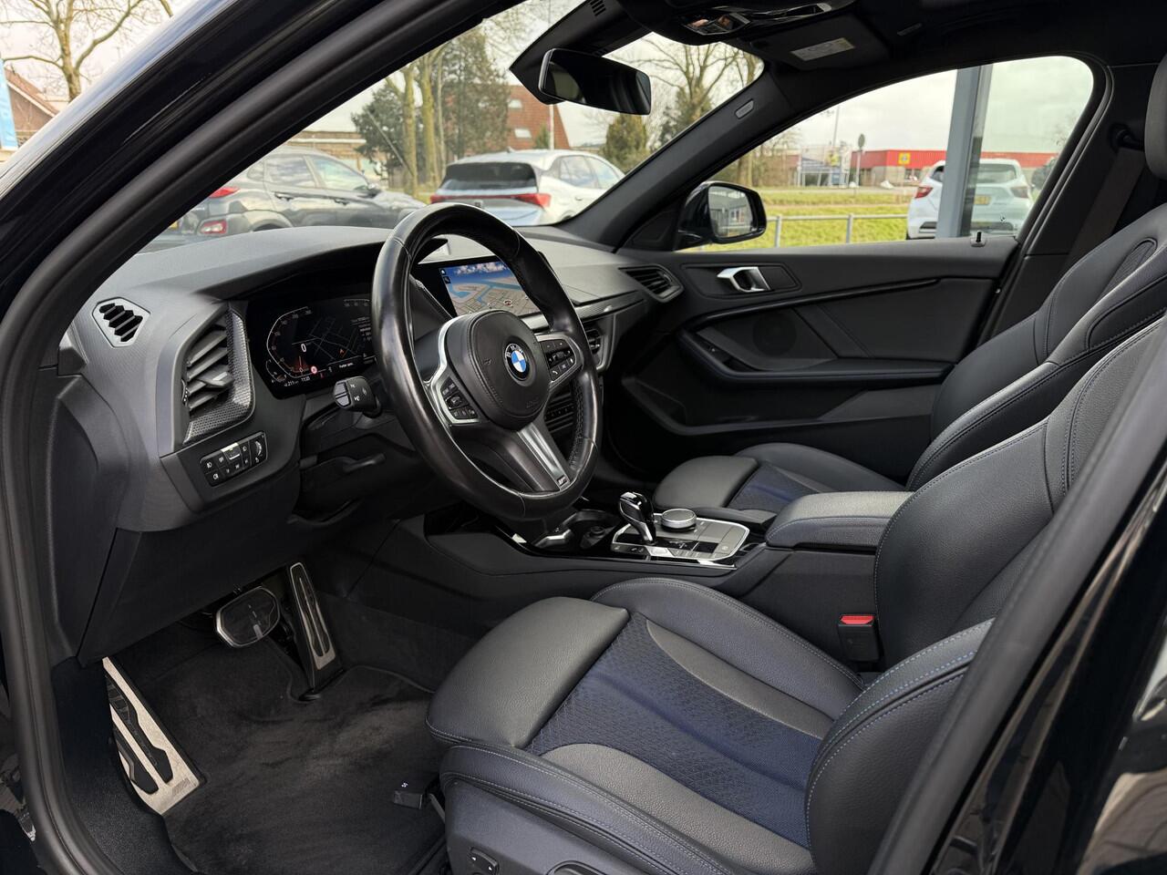BMW 1-SERIE 118i Aut. M-Sport Edition | Panorama | Camera | Sport Stoelen | Sfeer Verlichting | Apple Carplay |