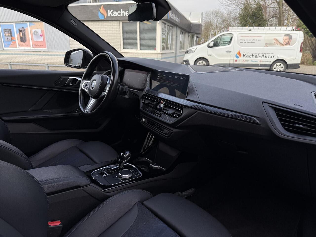 BMW 1-SERIE 118i Aut. M-Sport Edition | Panorama | Camera | Sport Stoelen | Sfeer Verlichting | Apple Carplay |