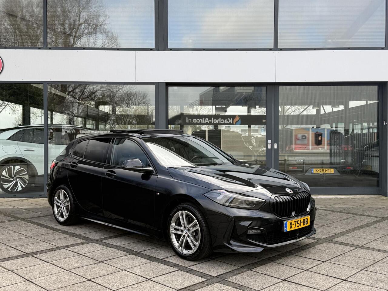 BMW 1-SERIE 118i Aut. M-Sport Edition | Panorama | Camera | Sport Stoelen | Sfeer Verlichting | Apple Carplay |