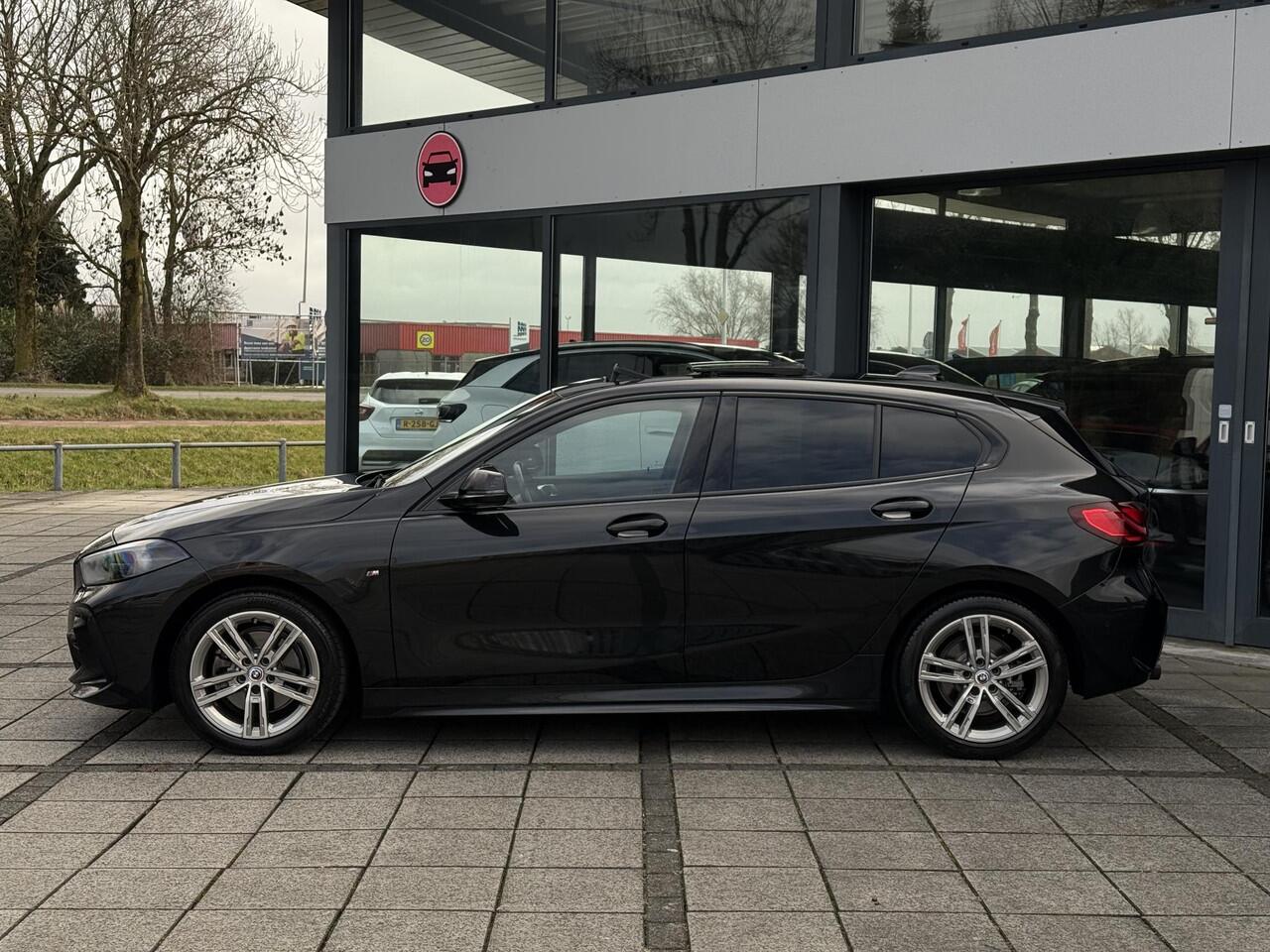 BMW 1-SERIE 118i Aut. M-Sport Edition | Panorama | Camera | Sport Stoelen | Sfeer Verlichting | Apple Carplay |