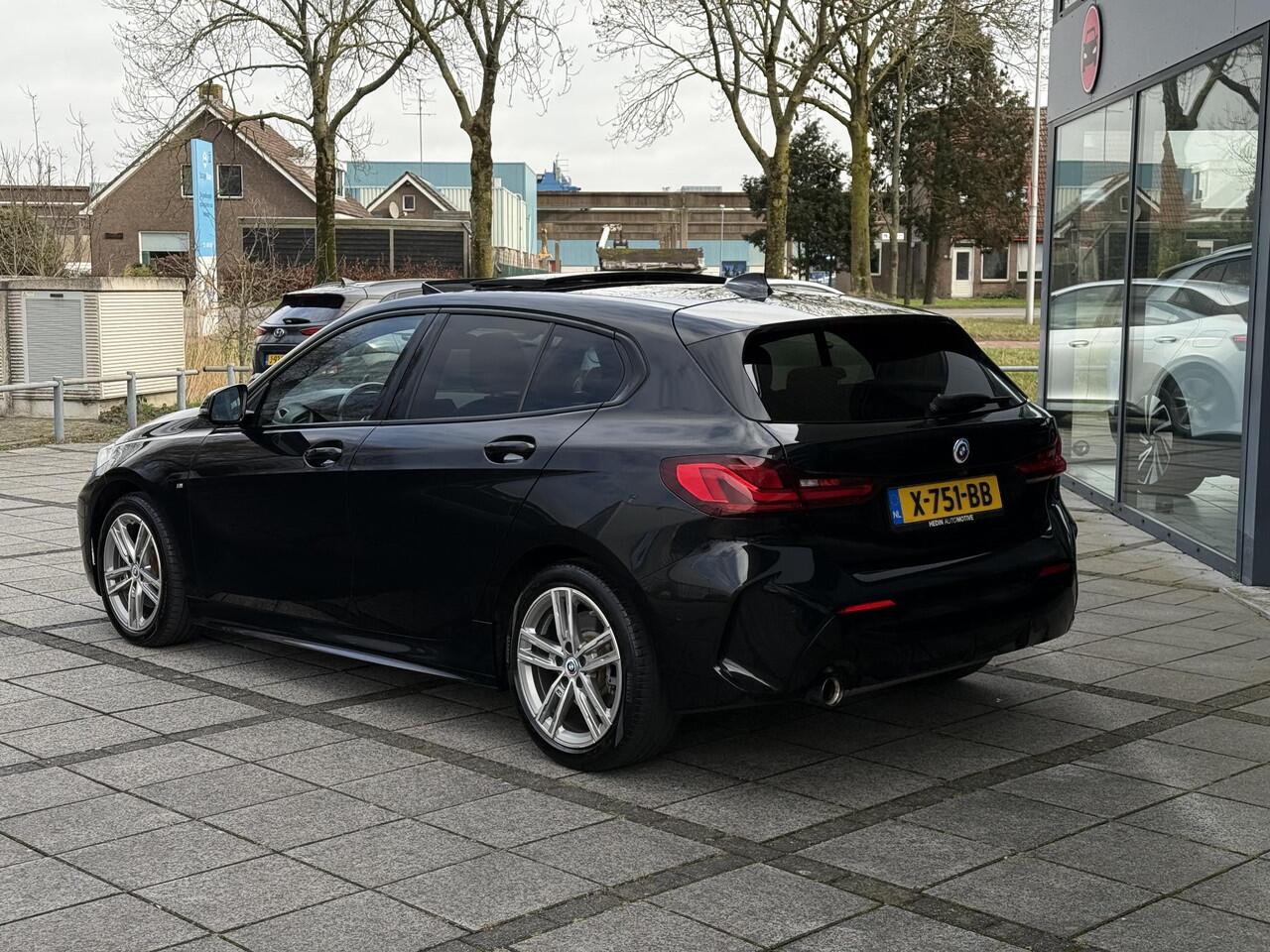 BMW 1-SERIE 118i Aut. M-Sport Edition | Panorama | Camera | Sport Stoelen | Sfeer Verlichting | Apple Carplay |