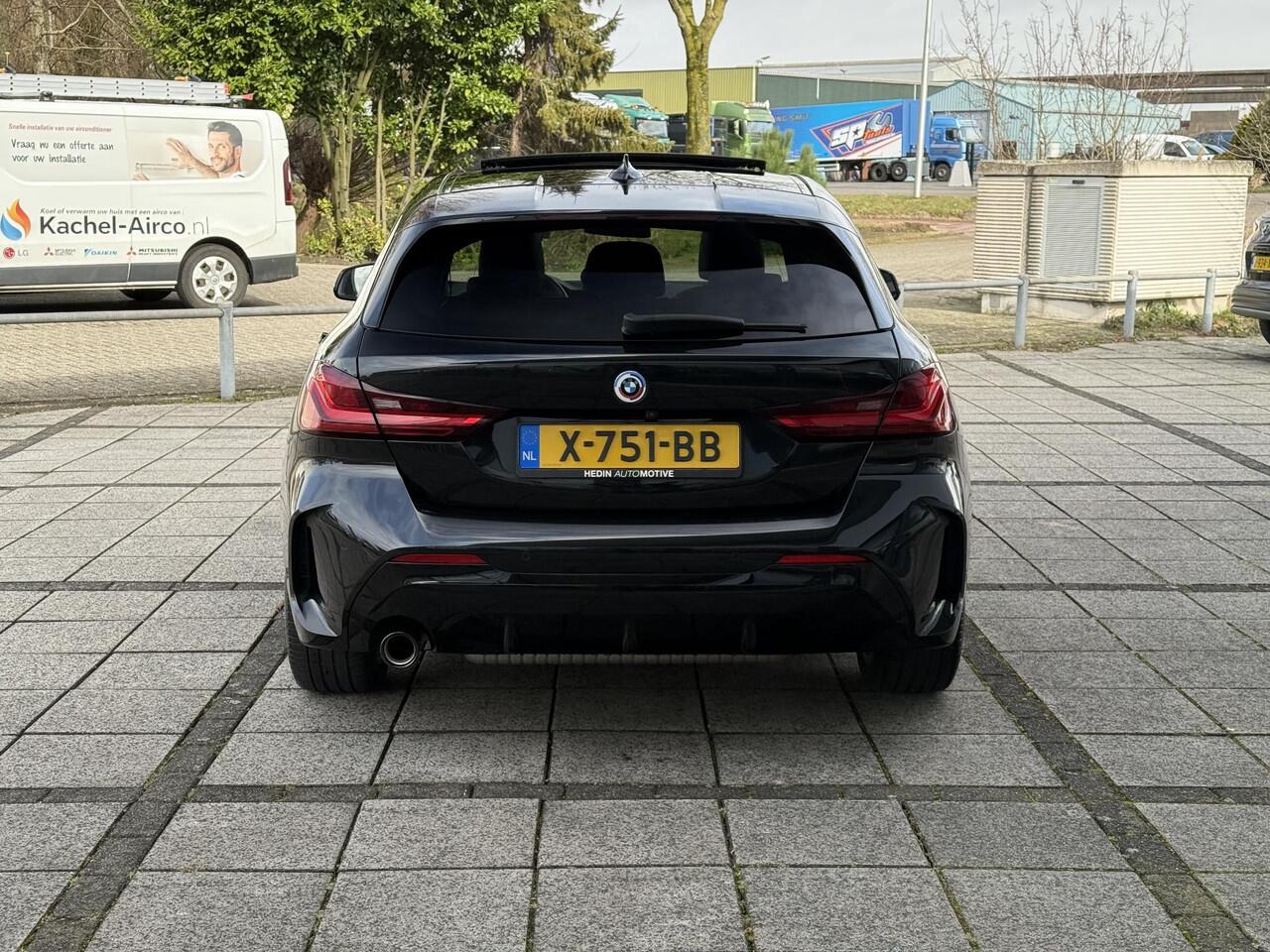 BMW 1-SERIE 118i Aut. M-Sport Edition | Panorama | Camera | Sport Stoelen | Sfeer Verlichting | Apple Carplay |