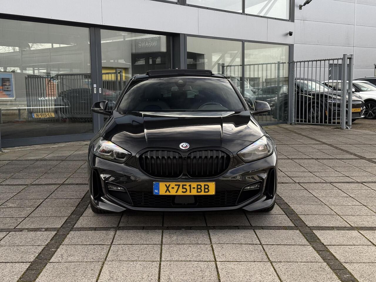 BMW 1-SERIE 118i Aut. M-Sport Edition | Panorama | Camera | Sport Stoelen | Sfeer Verlichting | Apple Carplay |
