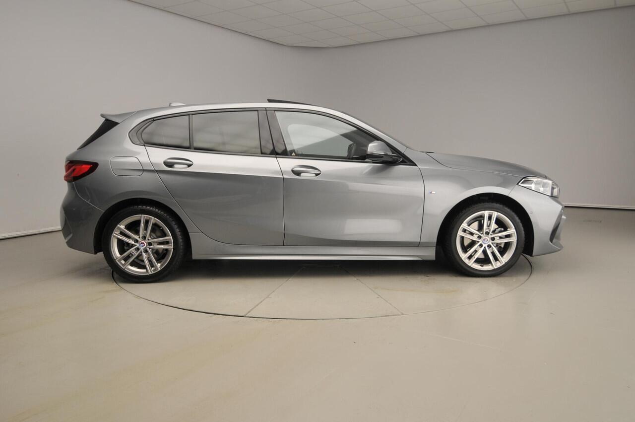 BMW 1-SERIE 5-deurs 118i | M-Sportpakket | LED | Leder | Navigatie | Schuifdak | Trekhaak | Sportstoelen | DAB | Hifi speakers | Alu 17 inch