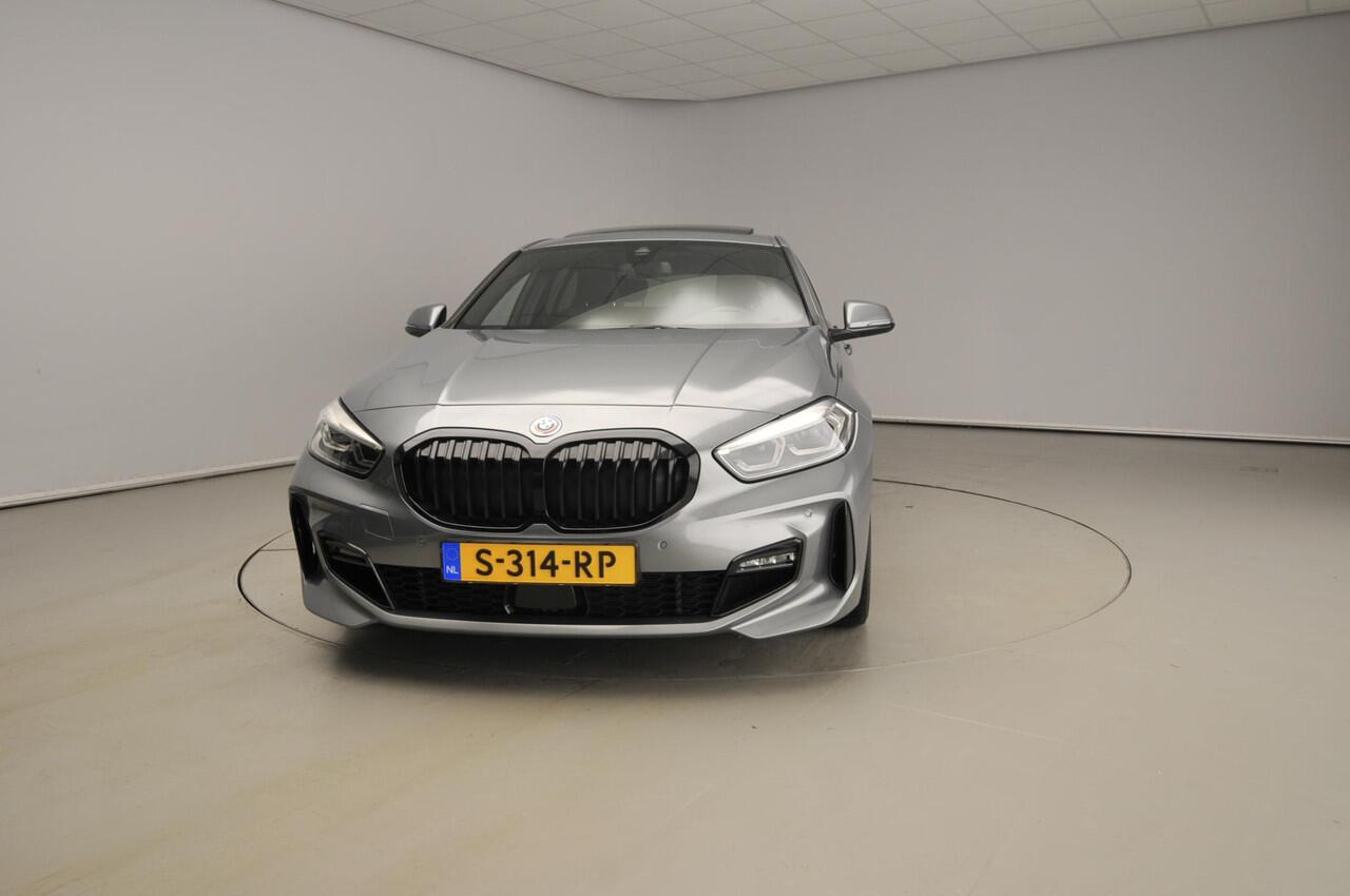 BMW 1-SERIE 5-deurs 118i | M-Sportpakket | LED | Leder | Navigatie | Schuifdak | Trekhaak | Sportstoelen | DAB | Hifi speakers | Alu 17 inch