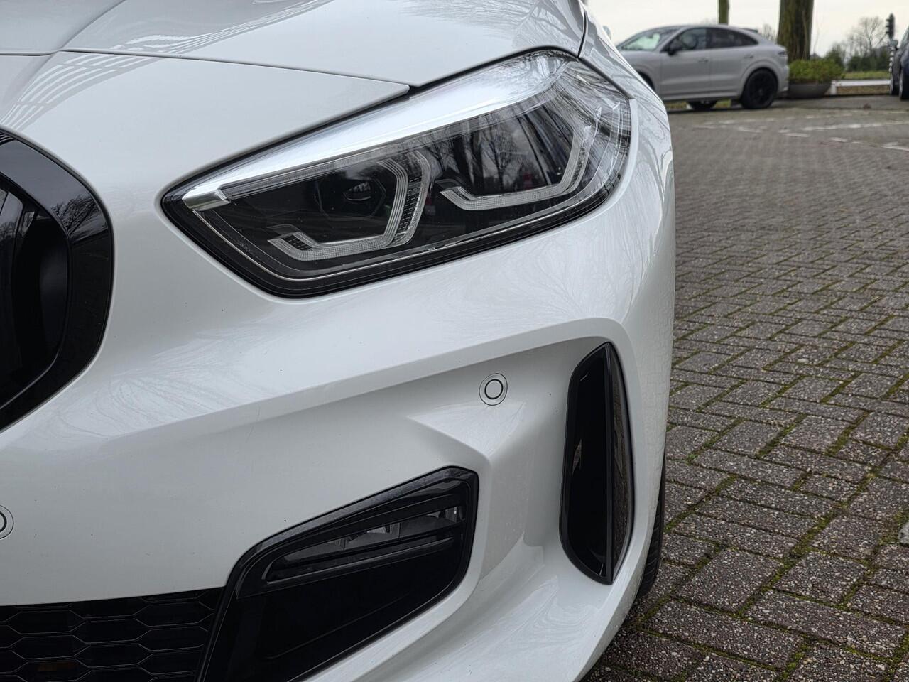 BMW 1-SERIE 118i M-SPORT | Navigatie | Stoelen + Stuur verwarmbaar | Cruise Control | Electr. achterklep | Climate Control