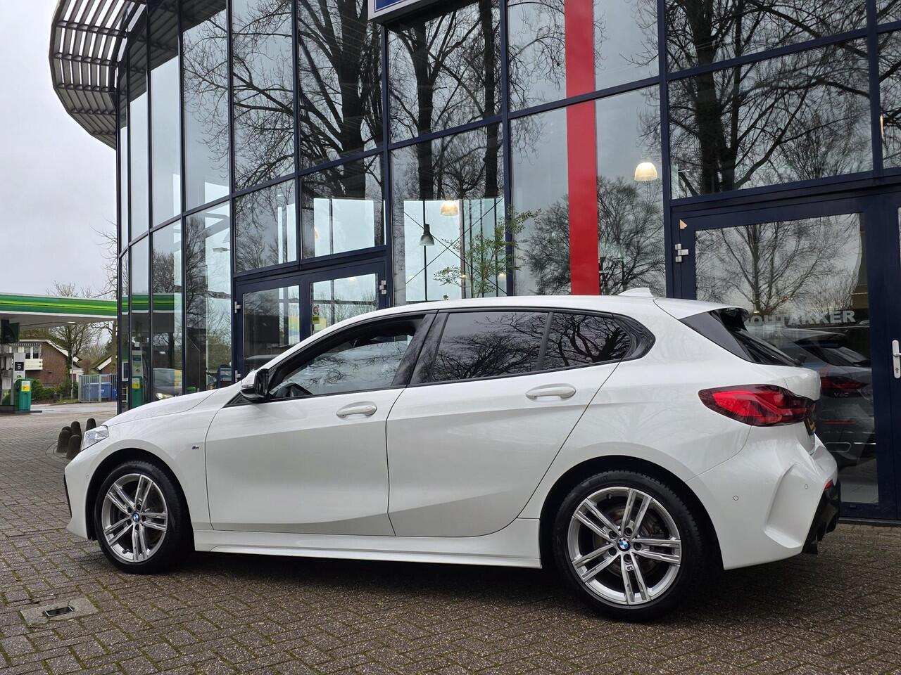 BMW 1-SERIE 118i M-SPORT | Navigatie | Stoelen + Stuur verwarmbaar | Cruise Control | Electr. achterklep | Climate Control