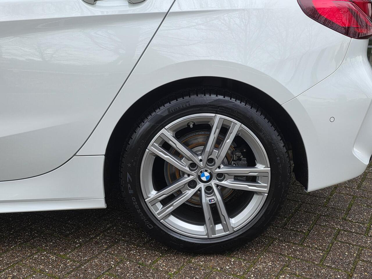 BMW 1-SERIE 118i M-SPORT | Navigatie | Stoelen + Stuur verwarmbaar | Cruise Control | Electr. achterklep | Climate Control