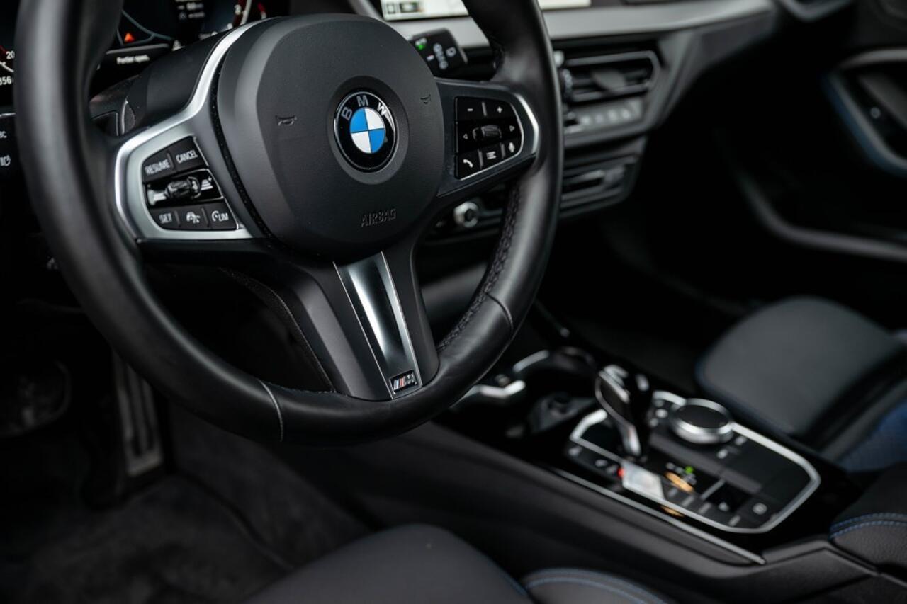BMW 1-SERIE 118 118i M Sport | Shadow | Camera | Apple CarPlay | ACC | Stoelverwarming | Sportstoelen |
