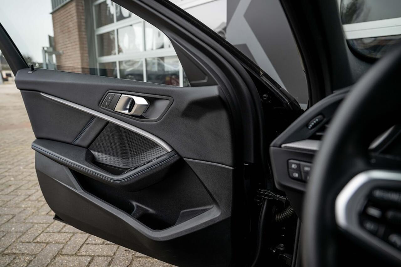 BMW 1-SERIE 118 118i M Sport | Shadow | Camera | Apple CarPlay | ACC | Stoelverwarming | Sportstoelen |