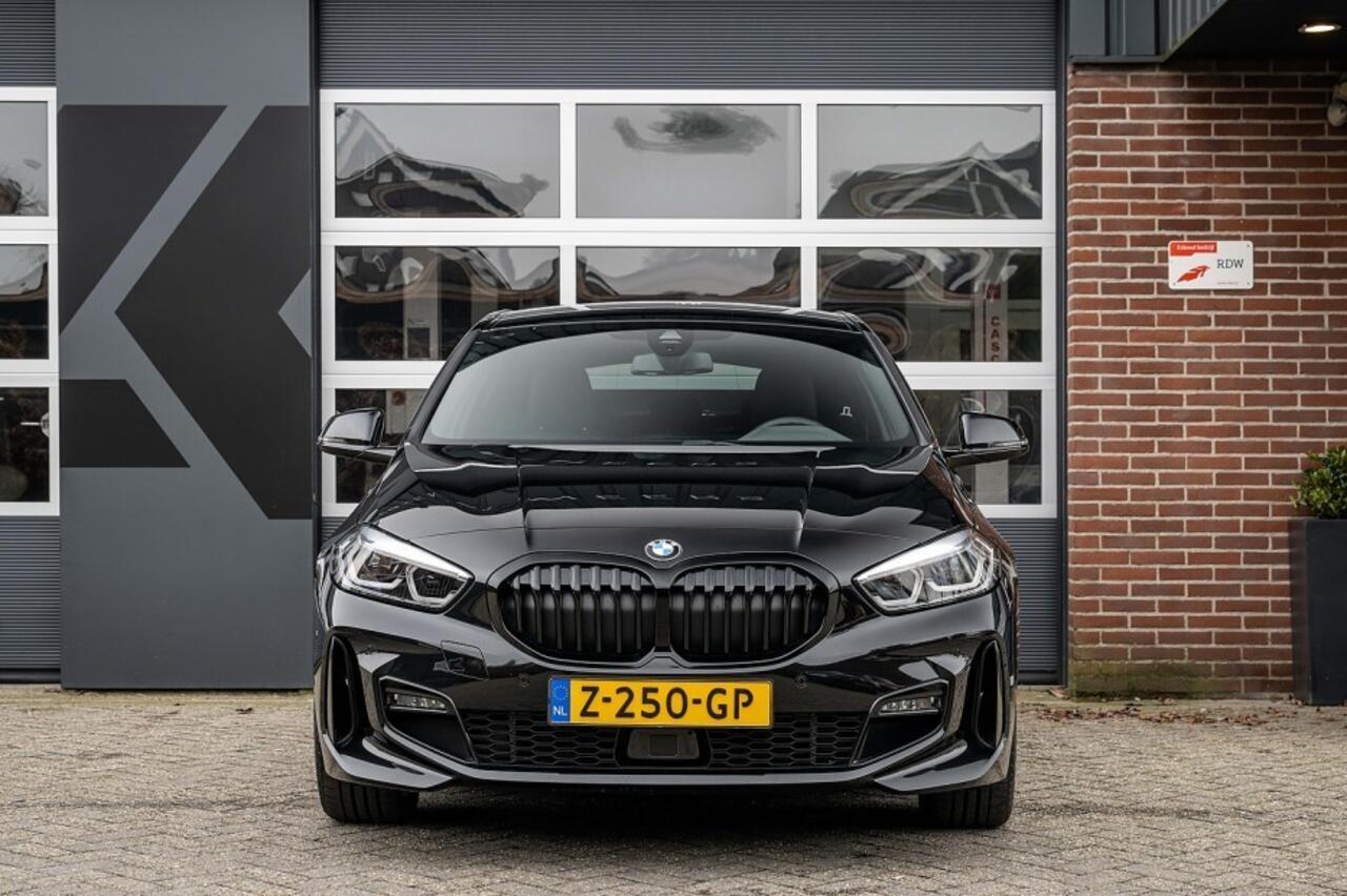 BMW 1-SERIE 118 118i M Sport | Shadow | Camera | Apple CarPlay | ACC | Stoelverwarming | Sportstoelen |