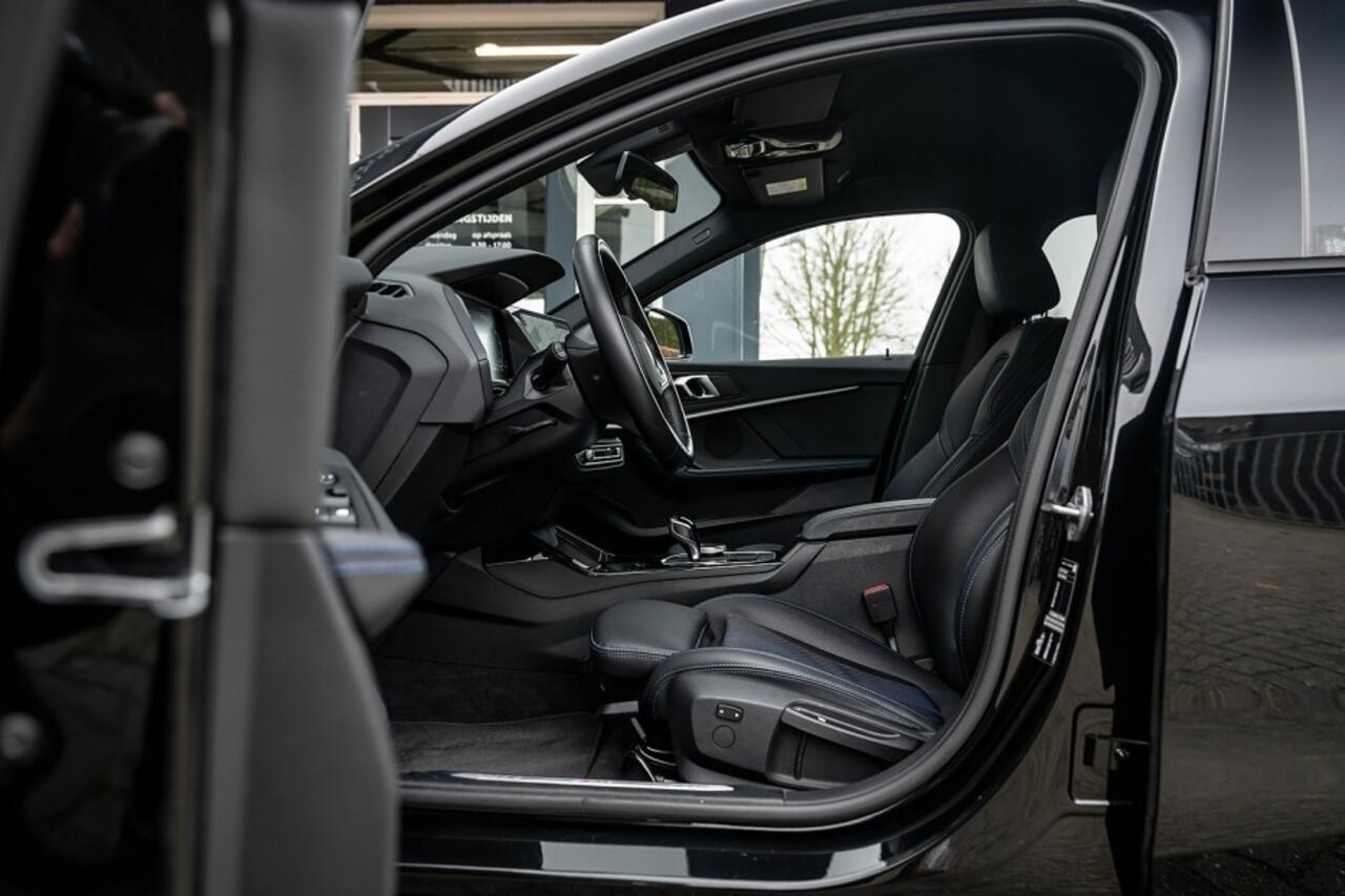 BMW 1-SERIE 118 118i M Sport | Shadow | Camera | Apple CarPlay | ACC | Stoelverwarming | Sportstoelen |