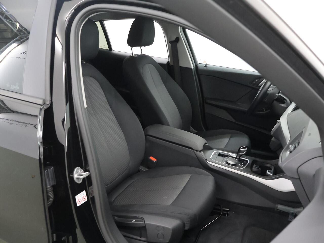 BMW 1-SERIE 118i Introduction Edition | Navigatie | Parkeersensoren | Climate Control | Cruise Control |