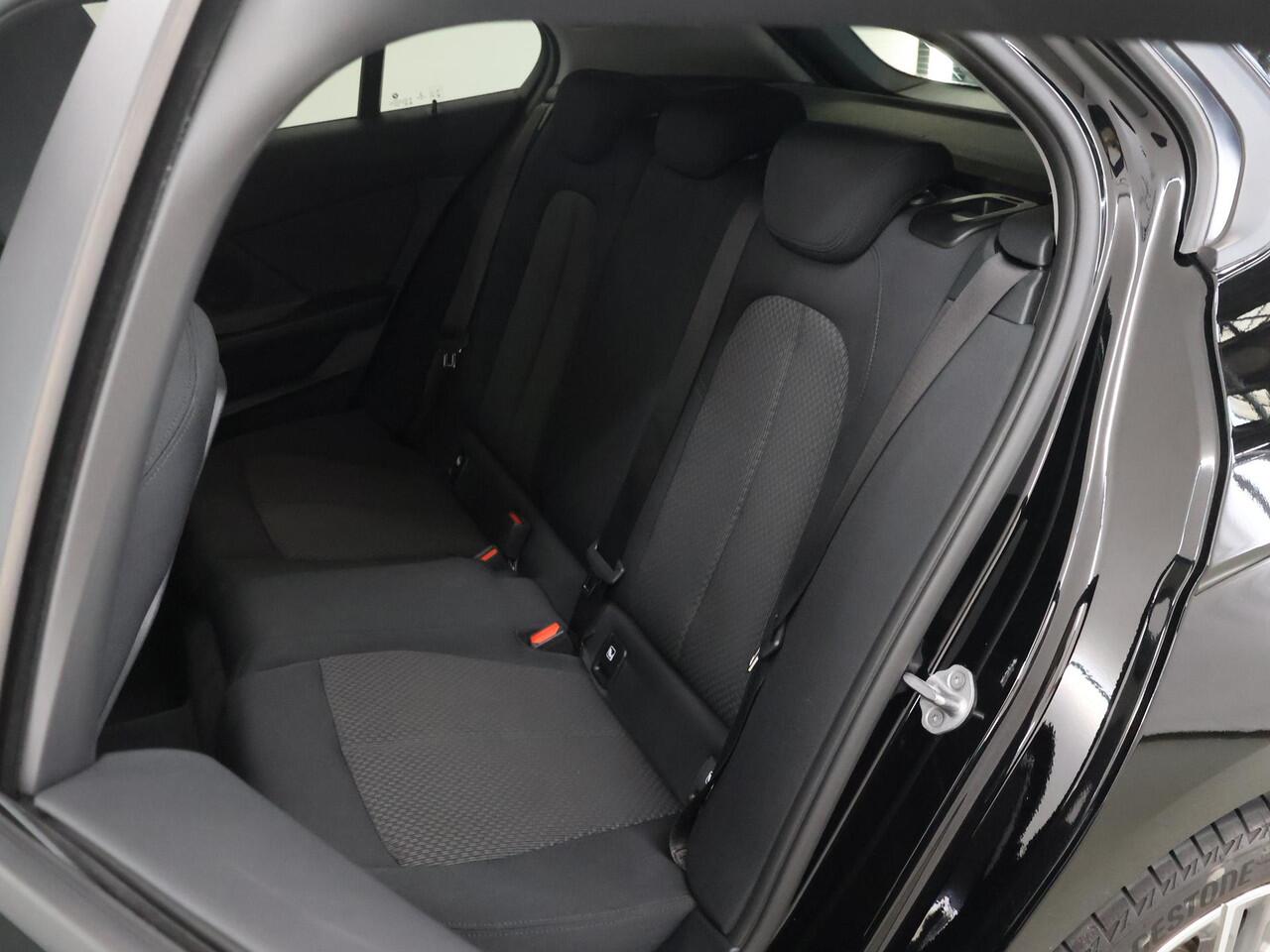BMW 1-SERIE 118i Introduction Edition | Navigatie | Parkeersensoren | Climate Control | Cruise Control |