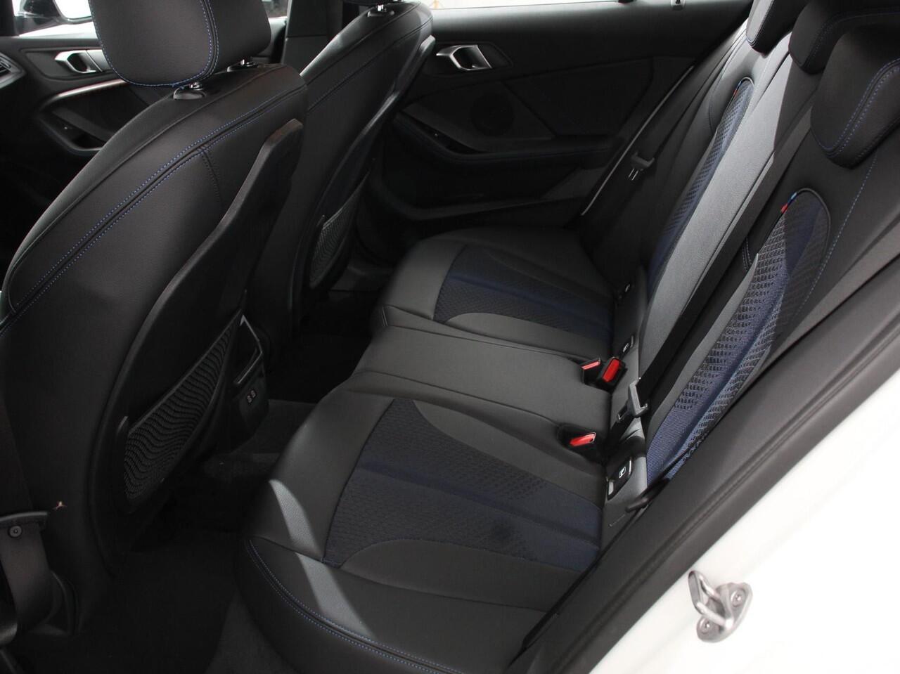 BMW 1-SERIE 118i M-Sport Automaat | Digitale Cockpit | Climate control | Stoel verwarming | LED | Sfeer verlichting | Lichtmetalen velgen | Navigatie | Apple carplay/ Android auto | Parkeersensoren
