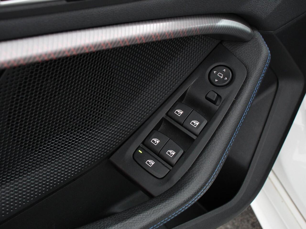 BMW 1-SERIE 118i M-Sport Automaat | Digitale Cockpit | Climate control | Stoel verwarming | LED | Sfeer verlichting | Lichtmetalen velgen | Navigatie | Apple carplay/ Android auto | Parkeersensoren