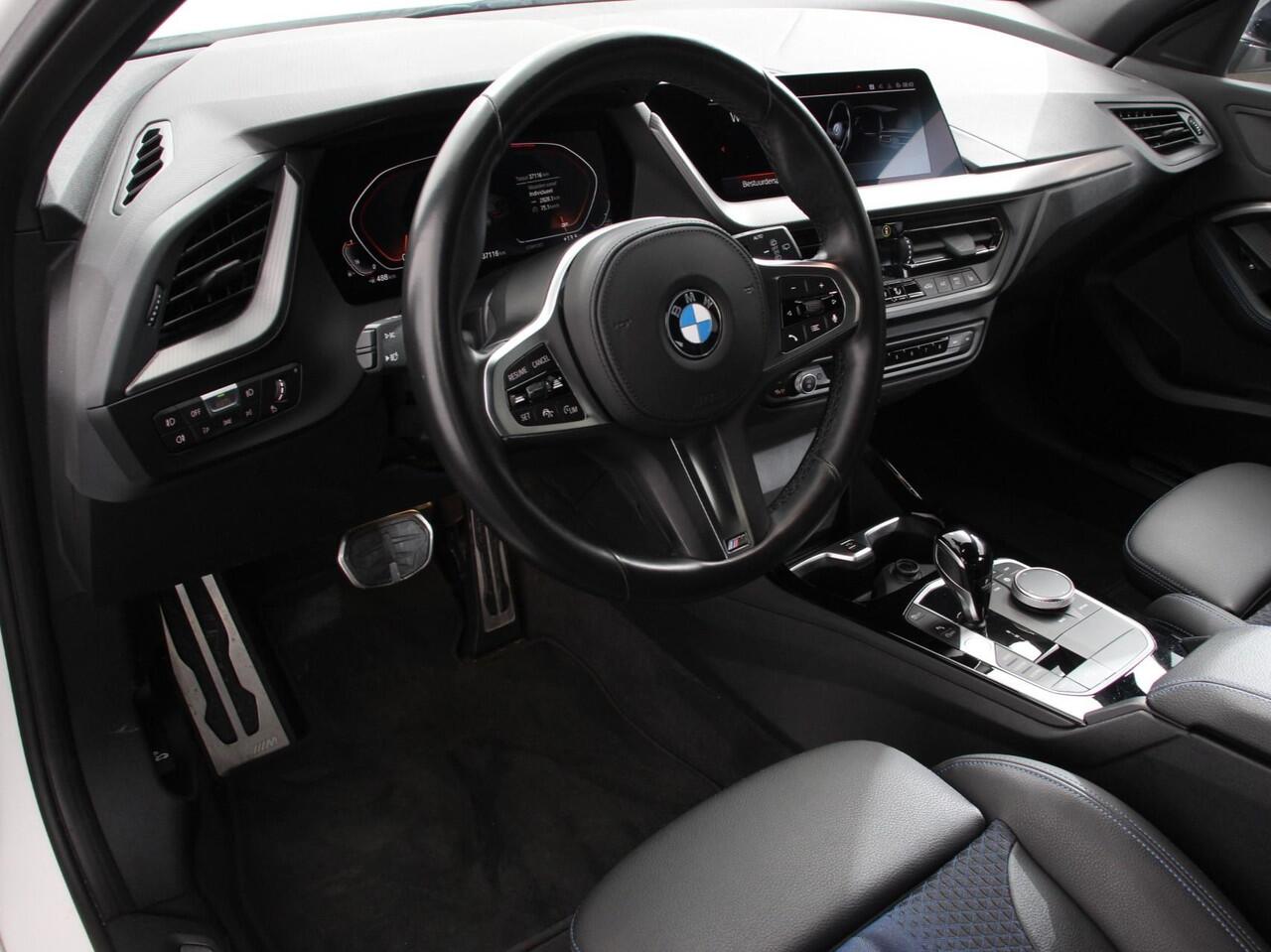 BMW 1-SERIE 118i M-Sport Automaat | Digitale Cockpit | Climate control | Stoel verwarming | LED | Sfeer verlichting | Lichtmetalen velgen | Navigatie | Apple carplay/ Android auto | Parkeersensoren