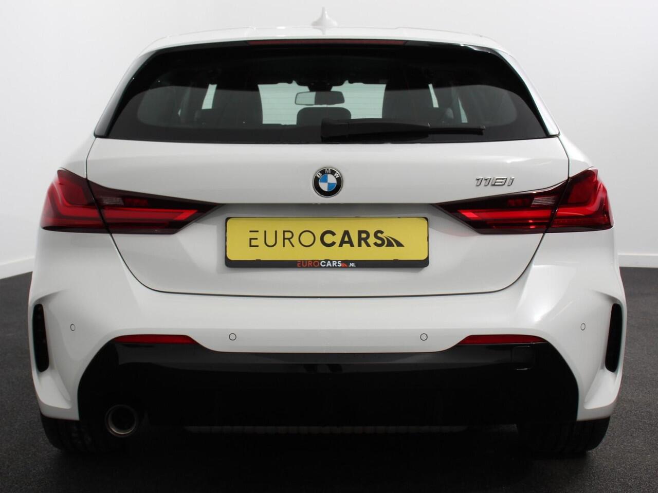 BMW 1-SERIE 118i M-Sport Automaat | Digitale Cockpit | Climate control | Stoel verwarming | LED | Sfeer verlichting | Lichtmetalen velgen | Navigatie | Apple carplay/ Android auto | Parkeersensoren