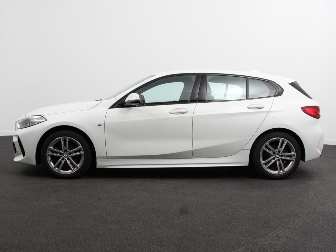 BMW 1-SERIE 118i M-Sport Automaat | Digitale Cockpit | Climate control | Stoel verwarming | LED | Sfeer verlichting | Lichtmetalen velgen | Navigatie | Apple carplay/ Android auto | Parkeersensoren