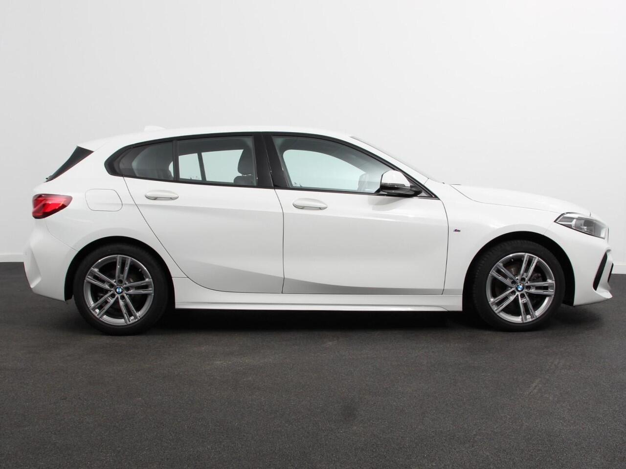 BMW 1-SERIE 118i M-Sport Automaat | Digitale Cockpit | Climate control | Stoel verwarming | LED | Sfeer verlichting | Lichtmetalen velgen | Navigatie | Apple carplay/ Android auto | Parkeersensoren