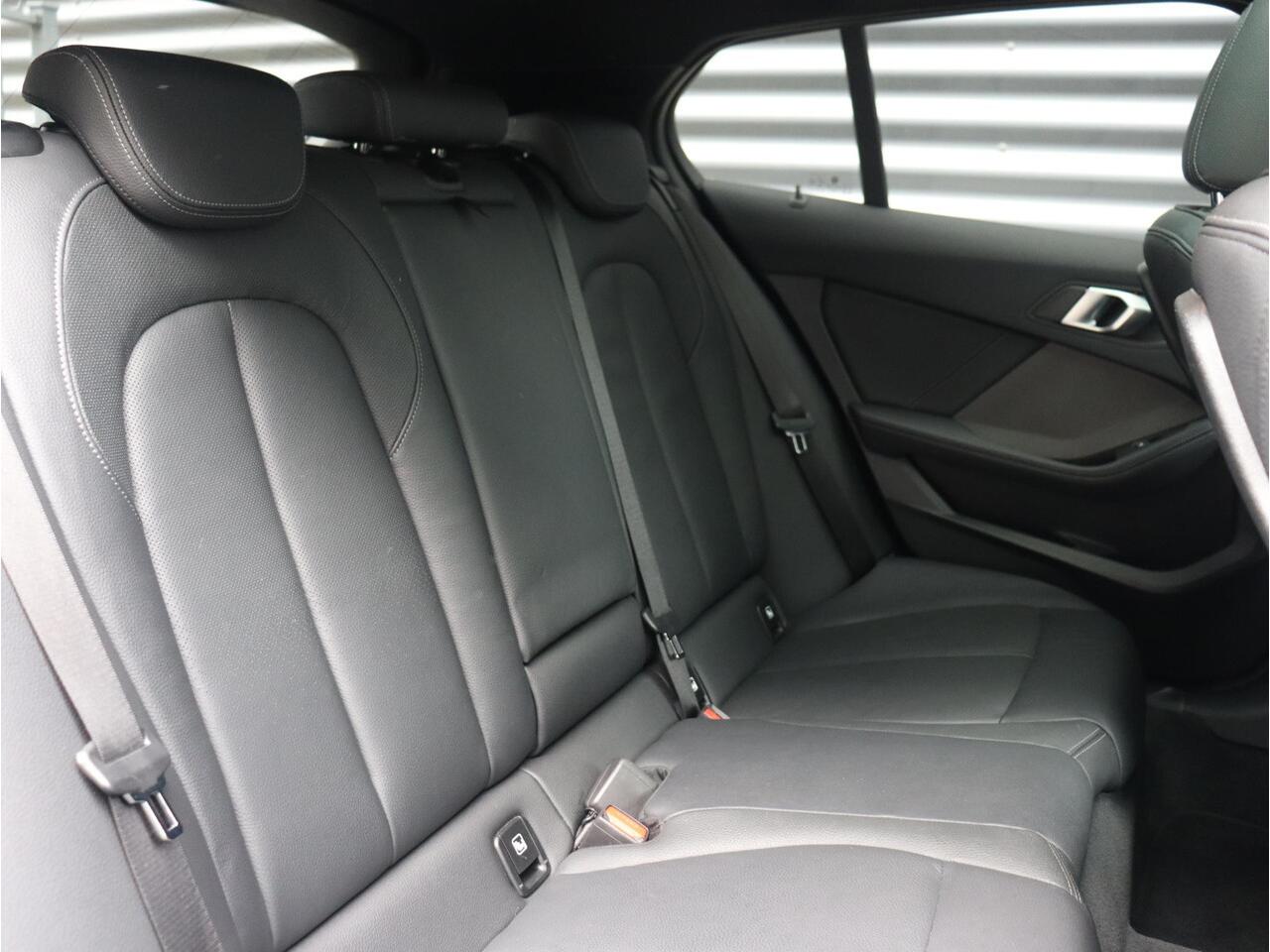 BMW 1-SERIE 5-deurs 118i | High Executive | M Sportpakket | Panodak | Head-Up | Harman Kardon | Elektr. Stoelen | Adaptive Cruise Control | Comfort Access | 18'' LMV | Lentevoordeel