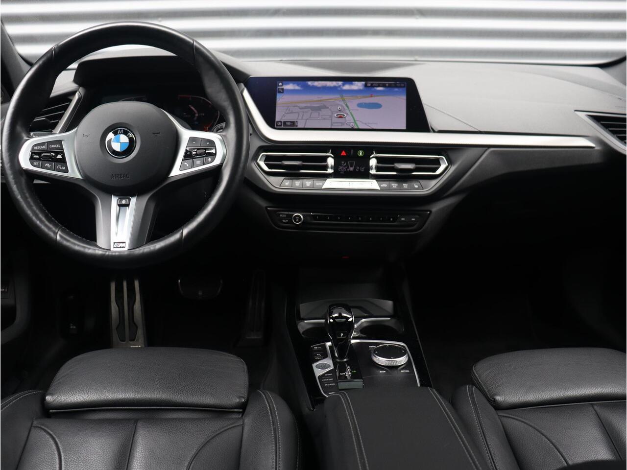 BMW 1-SERIE 5-deurs 118i | High Executive | M Sportpakket | Panodak | Head-Up | Harman Kardon | Elektr. Stoelen | Adaptive Cruise Control | Comfort Access | 18'' LMV | Lentevoordeel