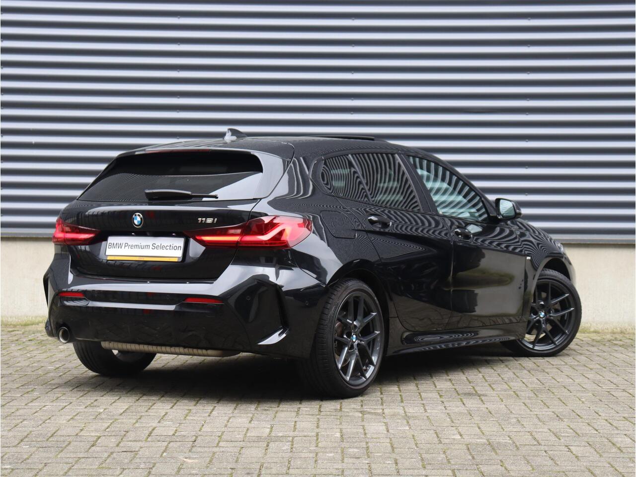 BMW 1-SERIE 5-deurs 118i | High Executive | M Sportpakket | Panodak | Head-Up | Harman Kardon | Elektr. Stoelen | Adaptive Cruise Control | Comfort Access | 18'' LMV | Lentevoordeel