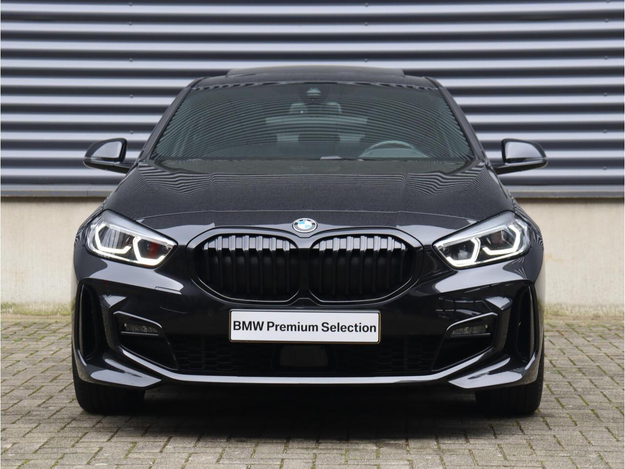 BMW 1-SERIE 5-deurs 118i | High Executive | M Sportpakket | Panodak | Head-Up | Harman Kardon | Elektr. Stoelen | Adaptive Cruise Control | Comfort Access | 18'' LMV | Lentevoordeel