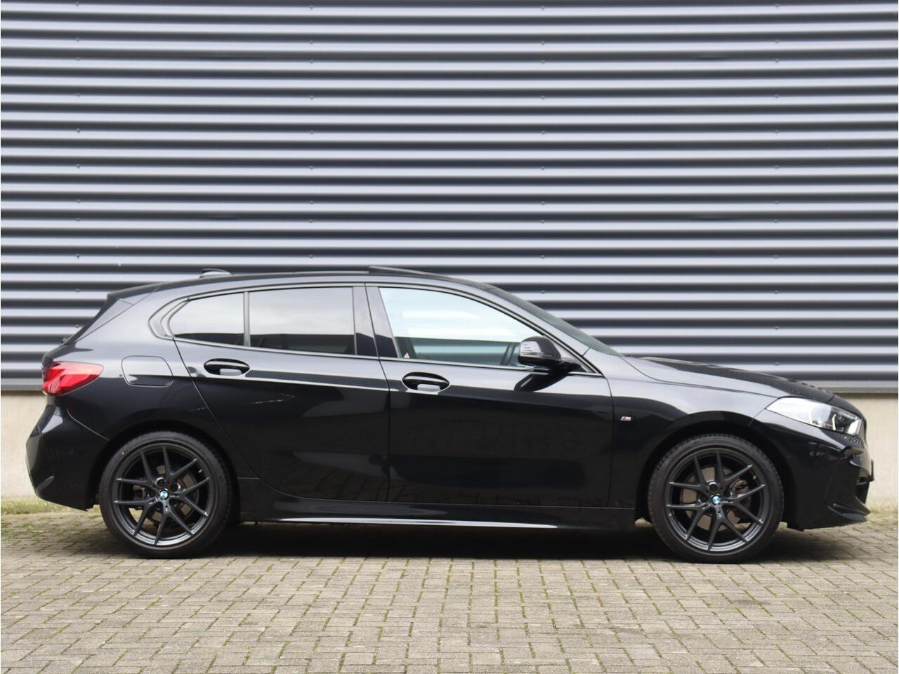 BMW 1-SERIE 5-deurs 118i | High Executive | M Sportpakket | Panodak | Head-Up | Harman Kardon | Elektr. Stoelen | Adaptive Cruise Control | Comfort Access | 18'' LMV | Lentevoordeel