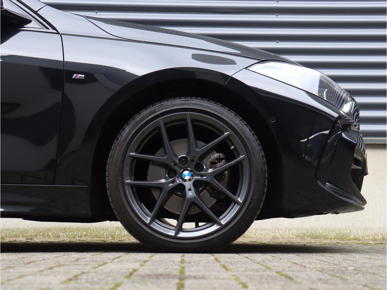 BMW 1-SERIE 5-deurs 118i | High Executive | M Sportpakket | Panodak | Head-Up | Harman Kardon | Elektr. Stoelen | Adaptive Cruise Control | Comfort Access | 18'' LMV | Lentevoordeel
