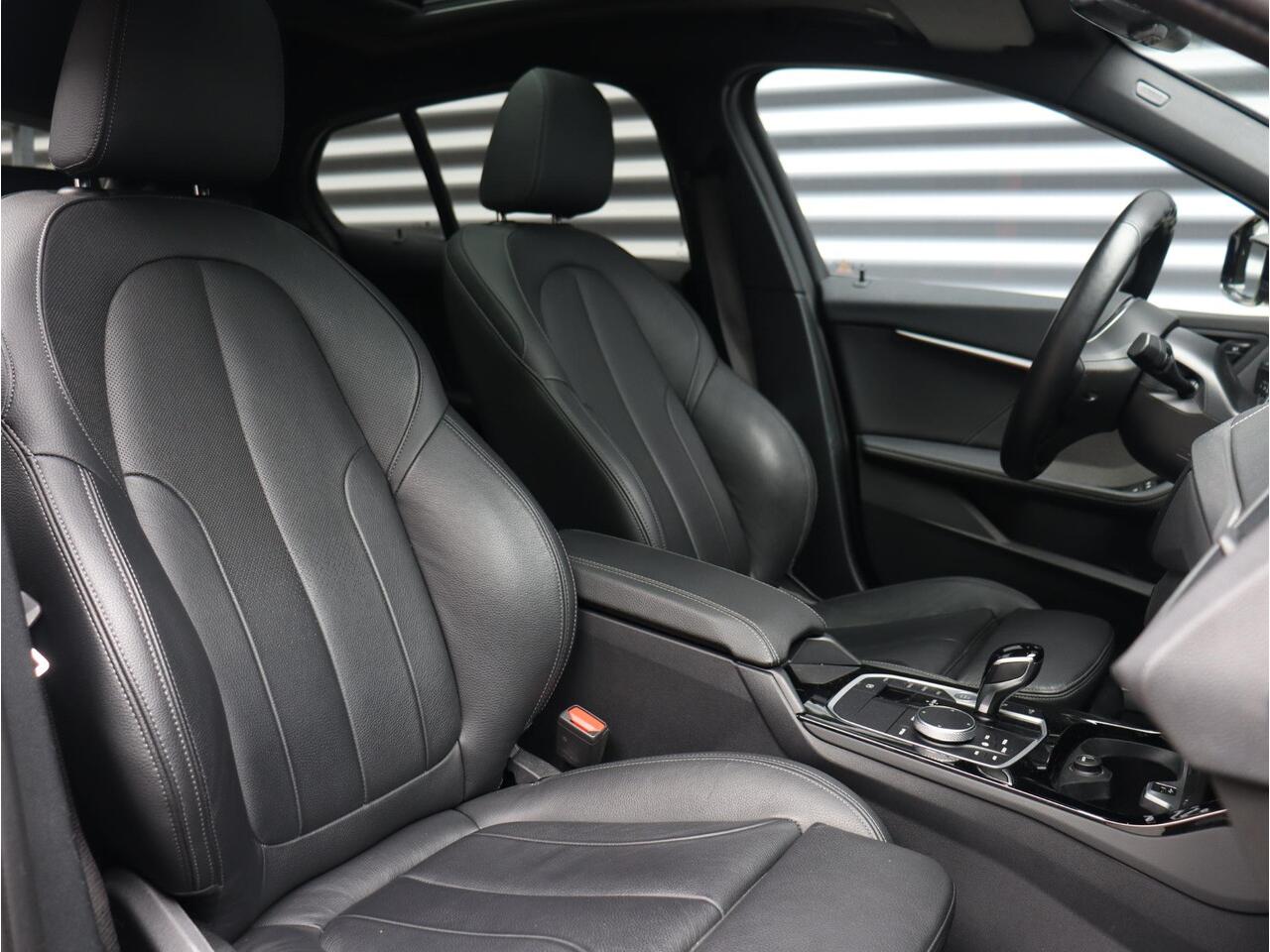 BMW 1-SERIE 5-deurs 118i | High Executive | M Sportpakket | Panodak | Head-Up | Harman Kardon | Elektr. Stoelen | Adaptive Cruise Control | Comfort Access | 18'' LMV | Lentevoordeel