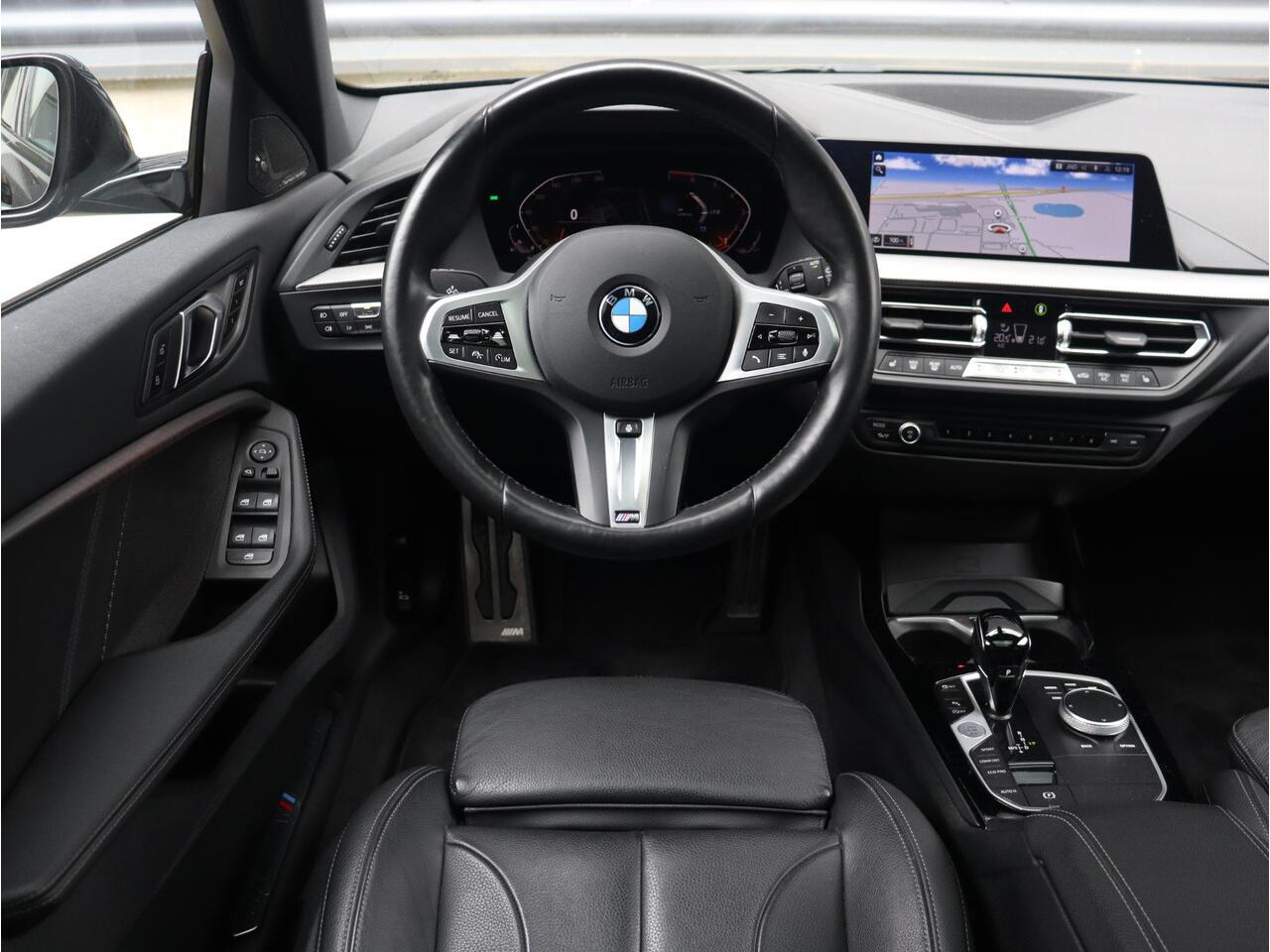 BMW 1-SERIE 5-deurs 118i | High Executive | M Sportpakket | Panodak | Head-Up | Harman Kardon | Elektr. Stoelen | Adaptive Cruise Control | Comfort Access | 18'' LMV | Lentevoordeel