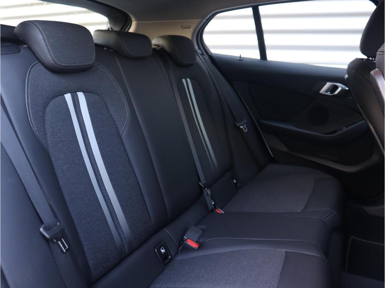 BMW 1-SERIE 5-deurs 118i | Executive | Sport Line | Sportstoelen | LED Koplampen | Apple Carplay | Hi-Fi | PDC V+A | 17'' LMV | Lentevoordeel