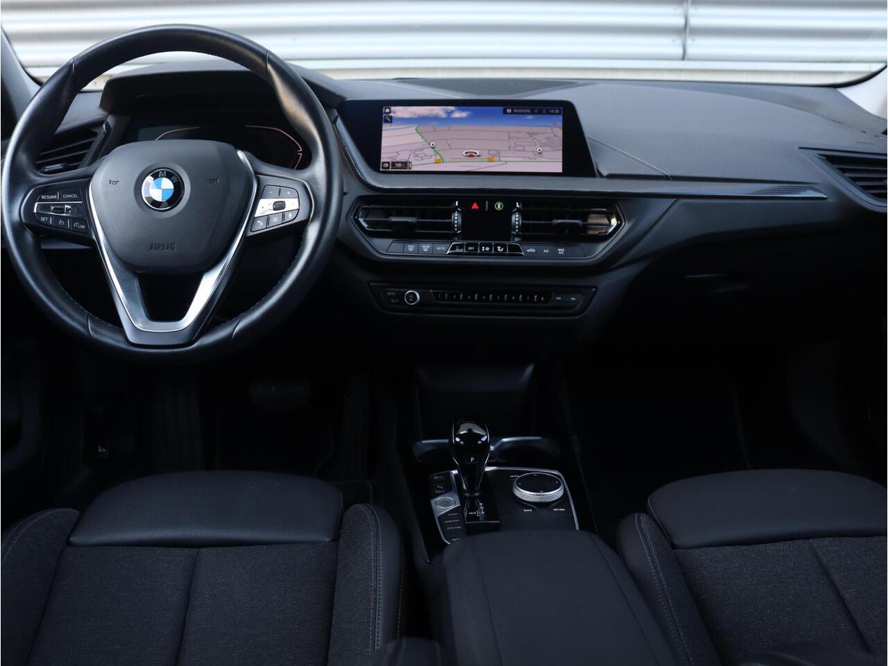 BMW 1-SERIE 5-deurs 118i | Executive | Sport Line | Sportstoelen | LED Koplampen | Apple Carplay | Hi-Fi | PDC V+A | 17'' LMV | Lentevoordeel
