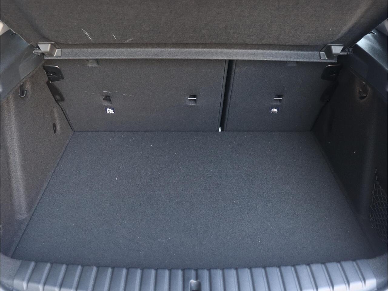 BMW 1-SERIE 5-deurs 118i | Executive | Sport Line | Sportstoelen | LED Koplampen | Apple Carplay | Hi-Fi | PDC V+A | 17'' LMV | Lentevoordeel