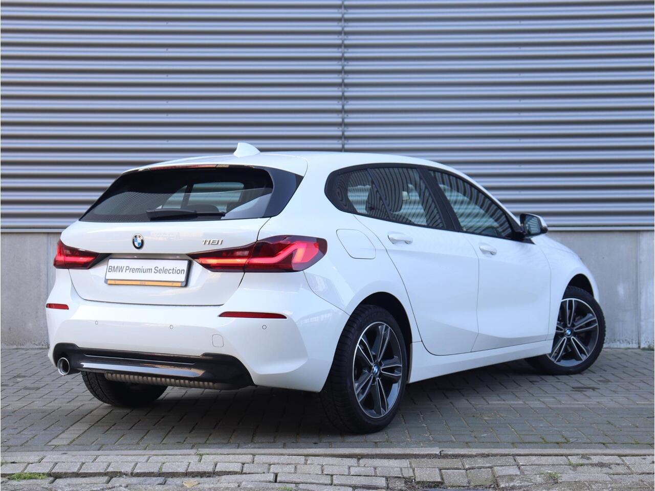 BMW 1-SERIE 5-deurs 118i | Executive | Sport Line | Sportstoelen | LED Koplampen | Apple Carplay | Hi-Fi | PDC V+A | 17'' LMV | Lentevoordeel