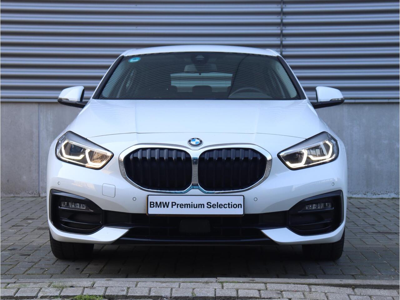 BMW 1-SERIE 5-deurs 118i | Executive | Sport Line | Sportstoelen | LED Koplampen | Apple Carplay | Hi-Fi | PDC V+A | 17'' LMV | Lentevoordeel