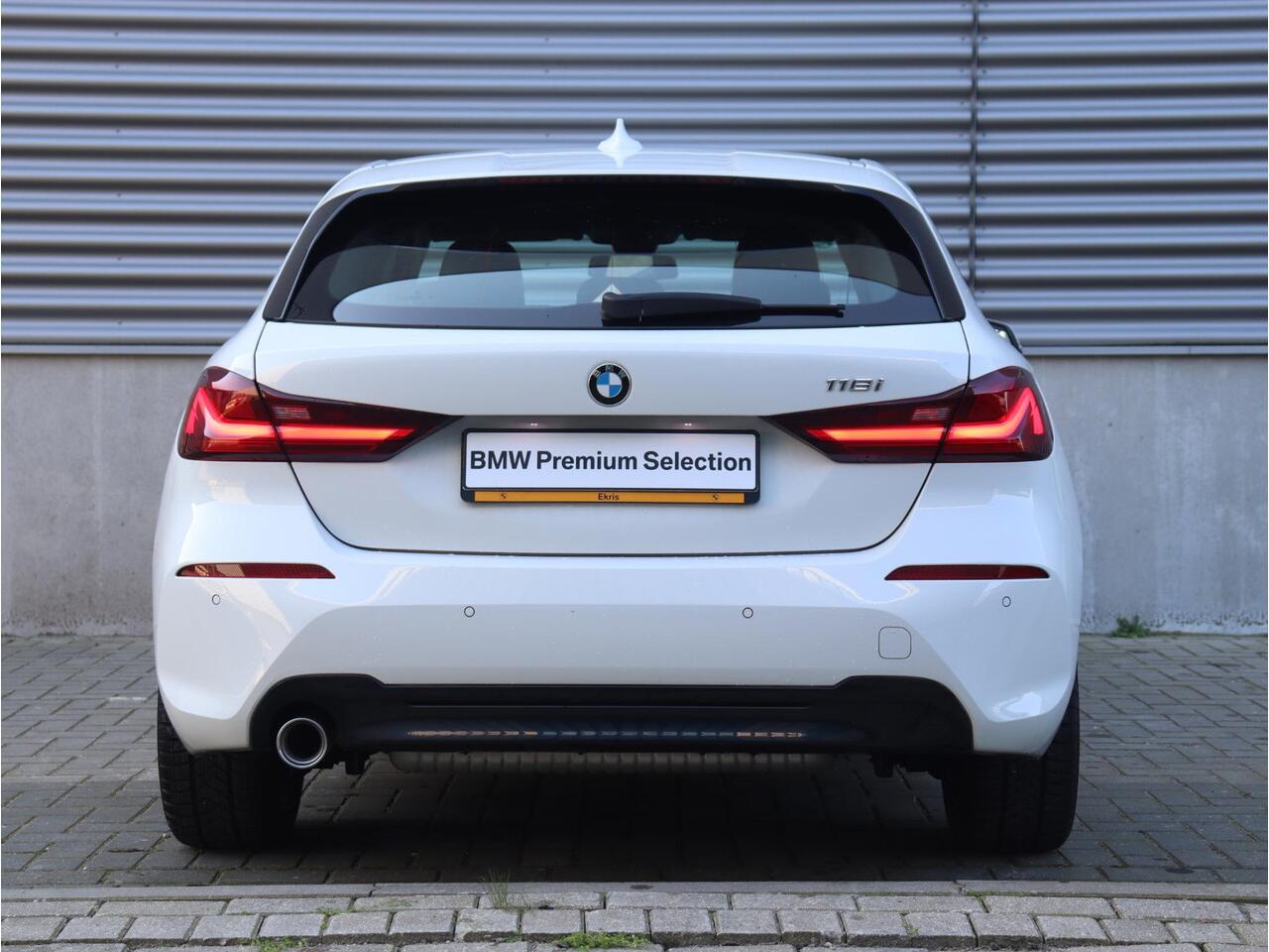 BMW 1-SERIE 5-deurs 118i | Executive | Sport Line | Sportstoelen | LED Koplampen | Apple Carplay | Hi-Fi | PDC V+A | 17'' LMV | Lentevoordeel