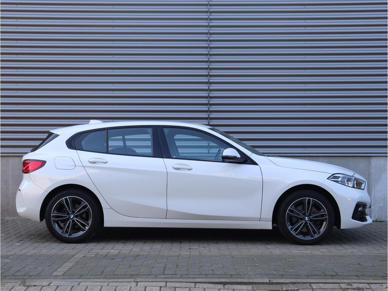 BMW 1-SERIE 5-deurs 118i | Executive | Sport Line | Sportstoelen | LED Koplampen | Apple Carplay | Hi-Fi | PDC V+A | 17'' LMV | Lentevoordeel