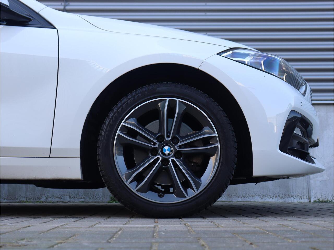 BMW 1-SERIE 5-deurs 118i | Executive | Sport Line | Sportstoelen | LED Koplampen | Apple Carplay | Hi-Fi | PDC V+A | 17'' LMV | Lentevoordeel