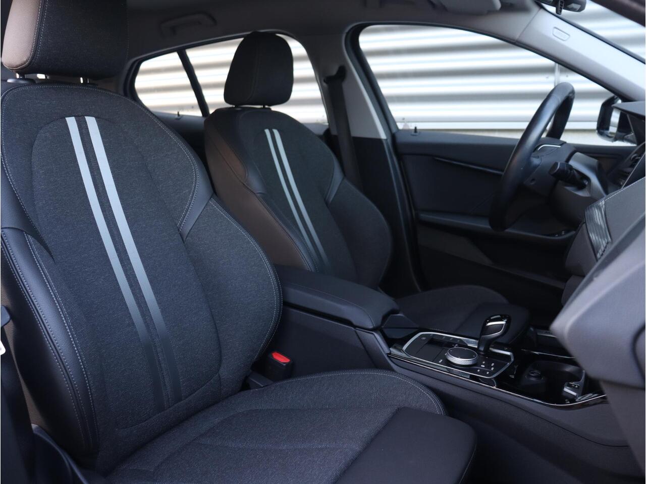 BMW 1-SERIE 5-deurs 118i | Executive | Sport Line | Sportstoelen | LED Koplampen | Apple Carplay | Hi-Fi | PDC V+A | 17'' LMV | Lentevoordeel
