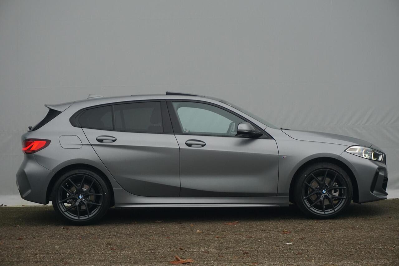 BMW 1-SERIE 5-deurs 118i M sportpakket 18'' / Panoramadak / Comfort Acces / Stuurwiel verwarmd / Trekhaak