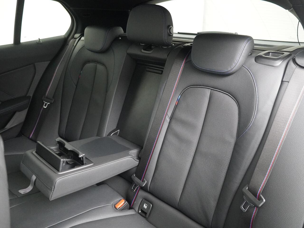 BMW 1-SERIE 118i | M Sport Pro | 19inch | Panoramadak |